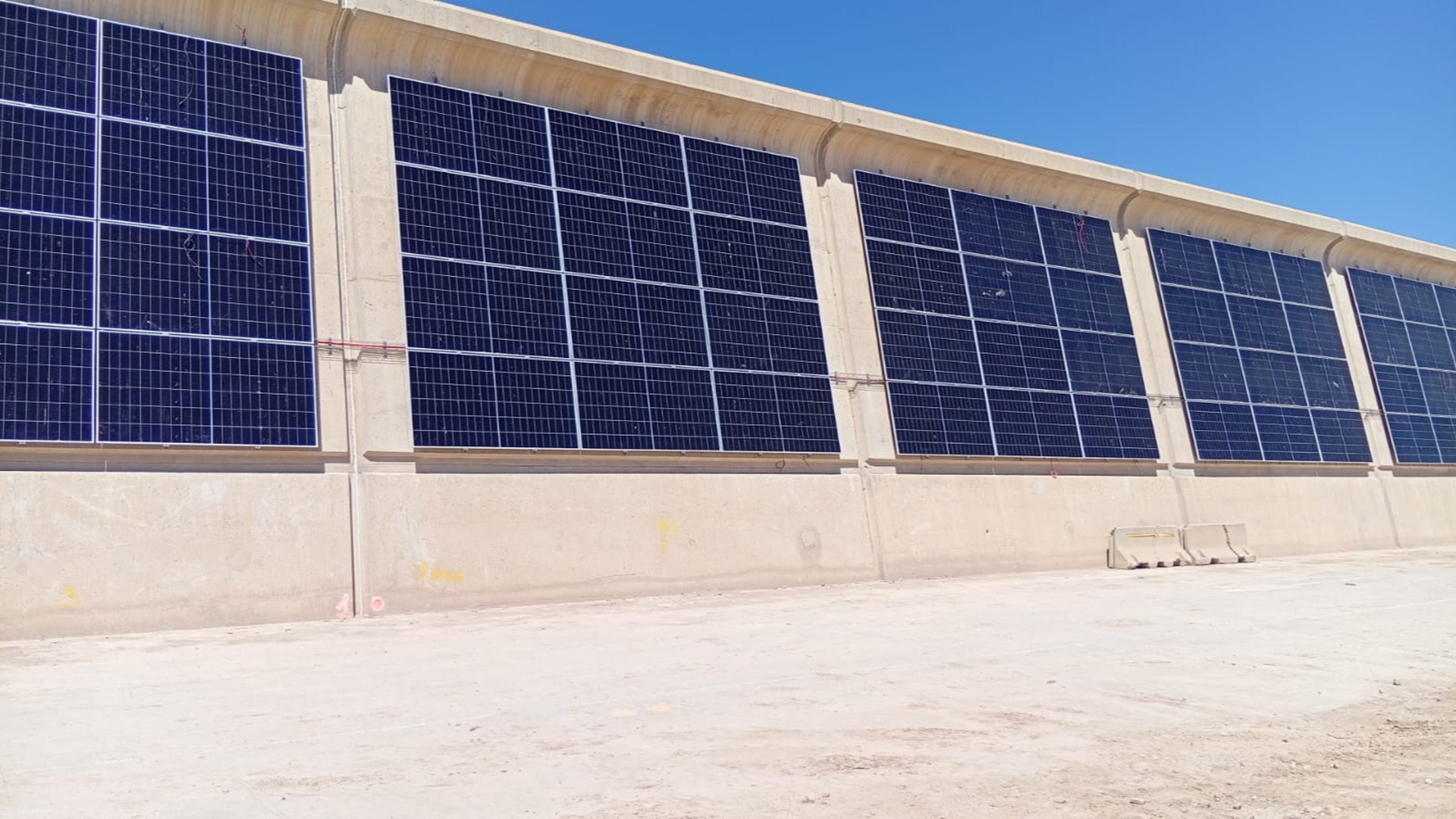 Valenciaport installs 8.6 kWp IT3 vertical solar panels on breakwater wall