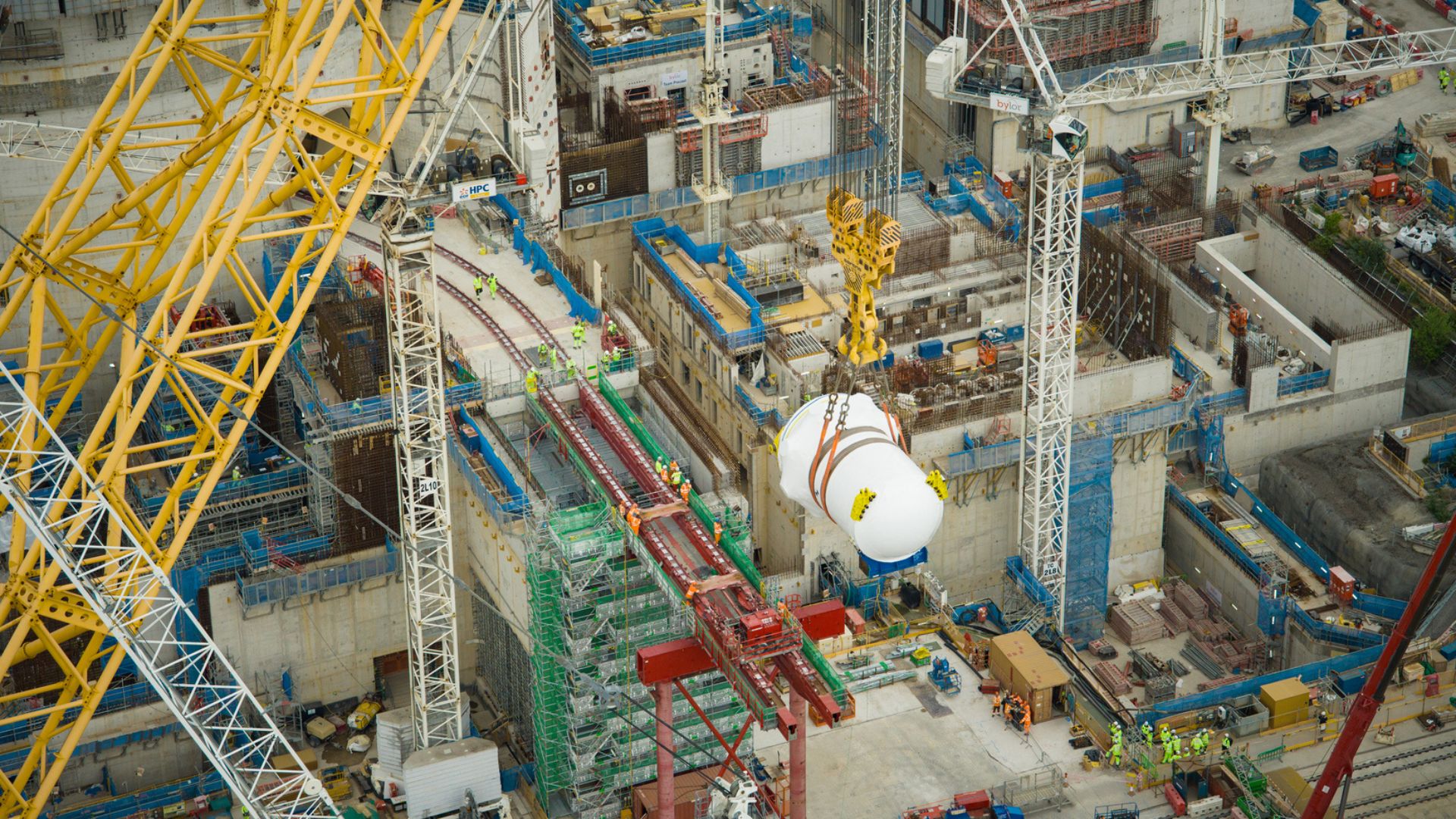 World’s largest crane places 551-ton nuclear reactor vessel at UK’s new nuclear plant