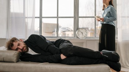 Zwischen Burnout und Neuanfang: Wege aus der Belastung zurück zur Stabilität