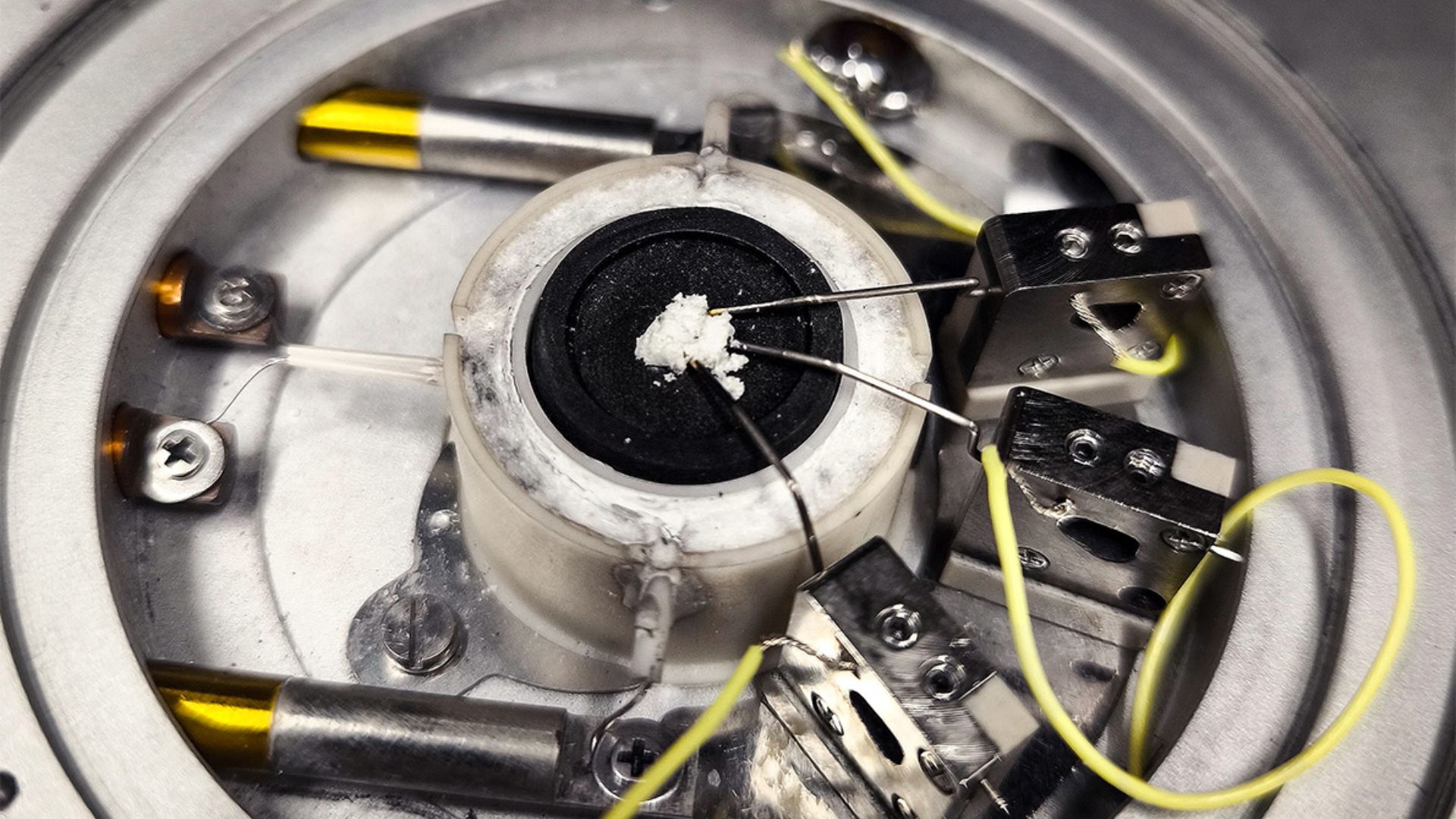 932°F molten salt process turns thin air into solid graphite for EV battery components