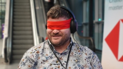 Blinder Gamer: Der Sound verrät ihm, wo sich sein Gegner befindet