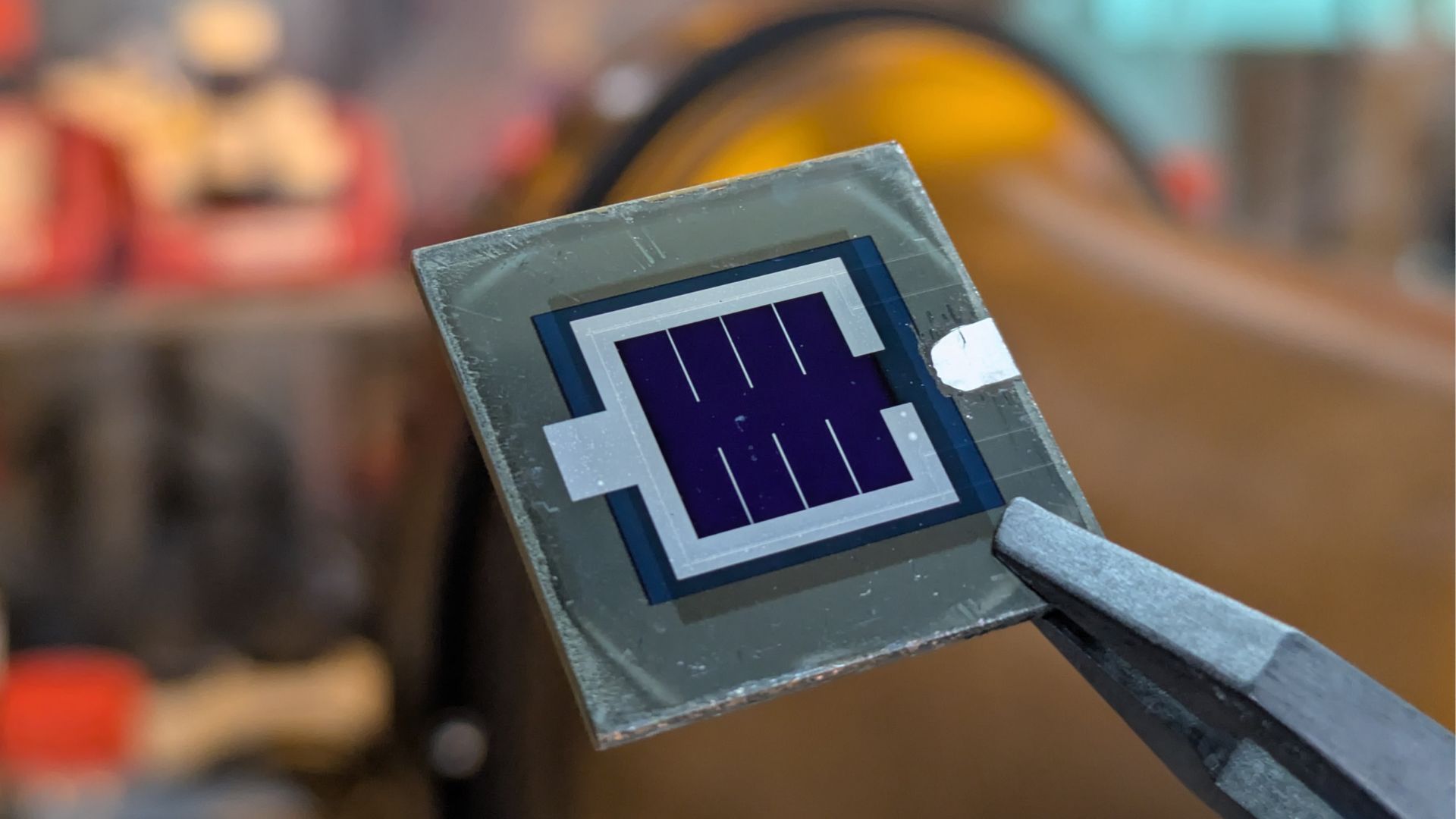 Custom-built tandem solar cell converts record 25.5% sunlight into electricity