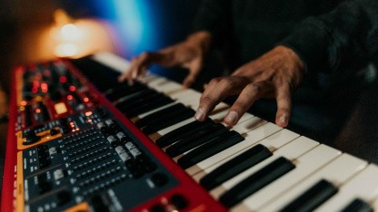 Gema gegen Suno: Landgericht fällt Urteil im Urheberrechtsstreit um KI-Musik