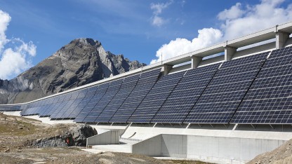 Gleichmäßige Stromproduktion: Alpiner Solarstrom fließt auch im Winter