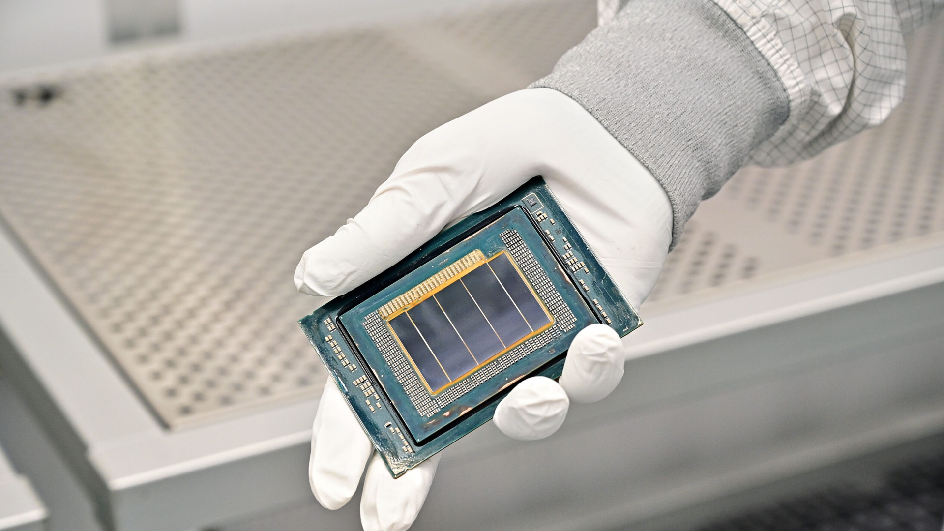 Intel ships first commercial processors made with next-generation lithography tools