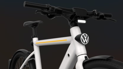 Mobilität: VW-E-Bike radelt mit Rückblickkamera und Smart Helmet