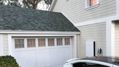 Solaranlage: Tesla-Kunde findet religiöses Buch anstelle Leasingvertrags