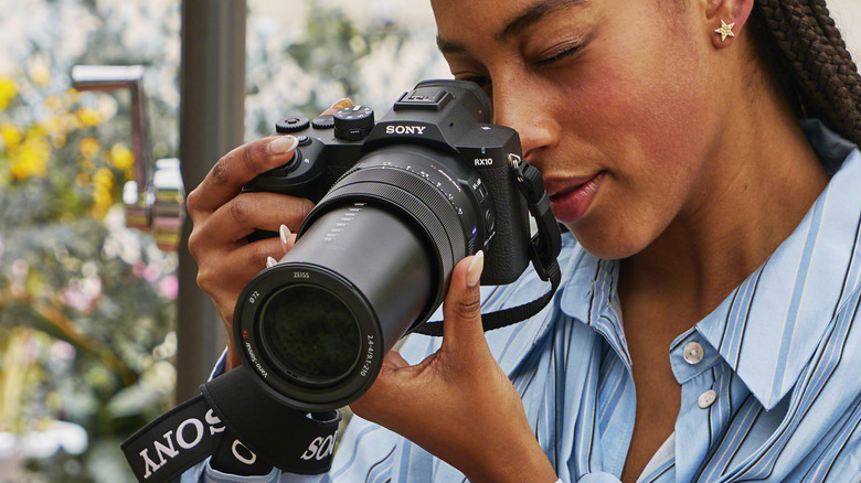 Sony’s RX10 V superzoom finally arrives with a new design and 4K 120p video