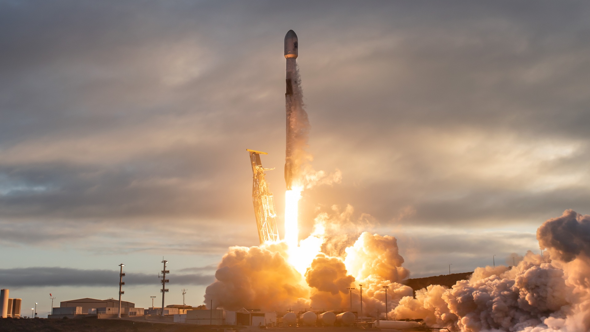 SpaceX lands $1.6 billion Space Force contract for military sensing satellite launches