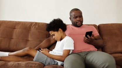 Technoference: Smartphone-Nutzung von Eltern gefährdet Bindung zu Kindern