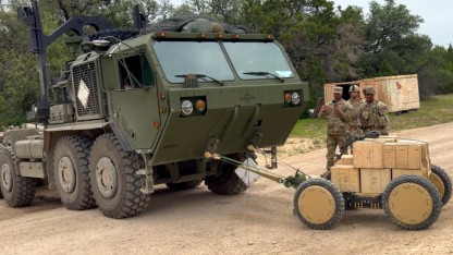 US-Militär: 227-Kilo-Roboter von Azak bewegt 24,5-Tonnen-Laster