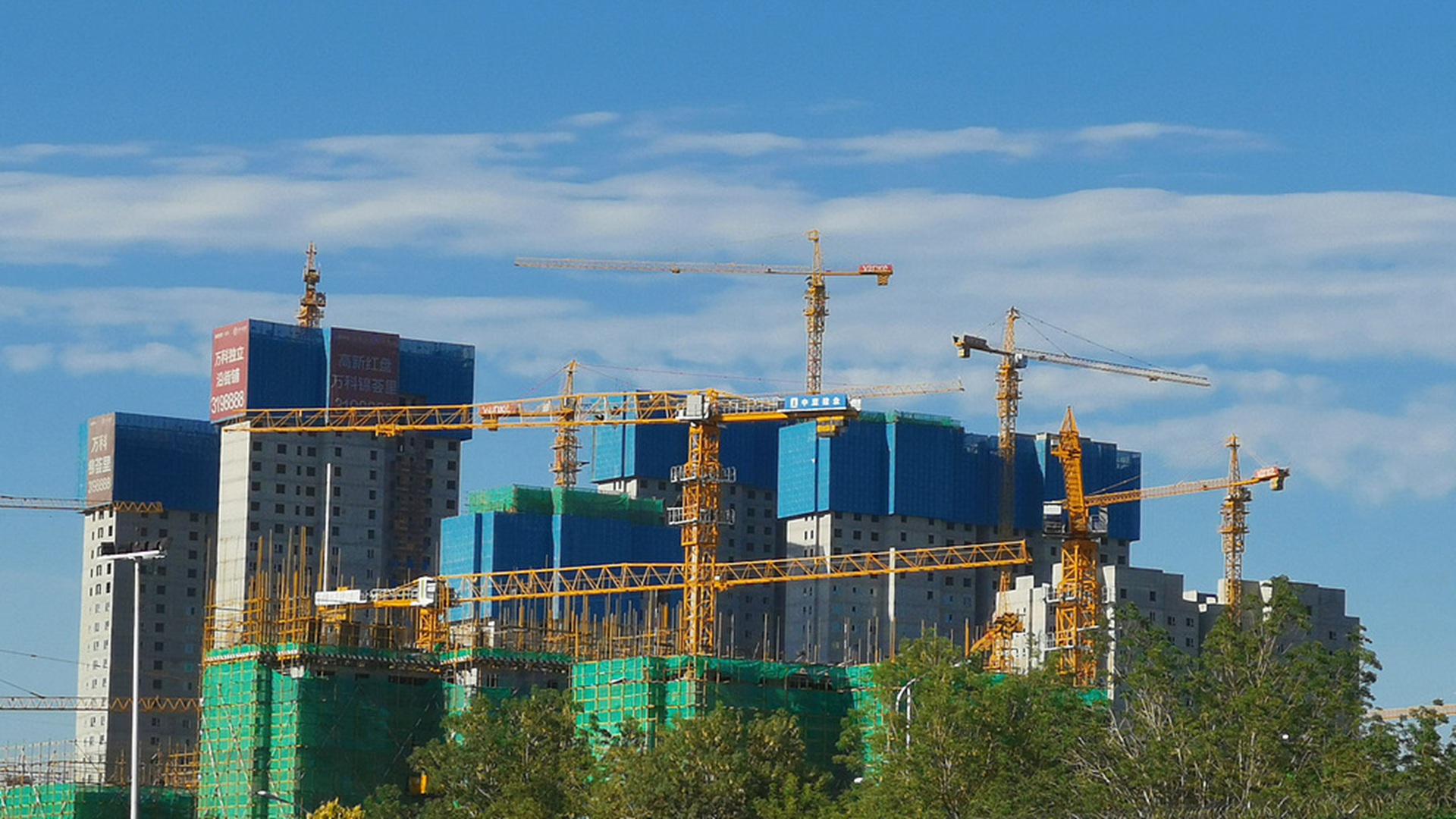 China builds homes inside 200-ton moving factory that climbs with building