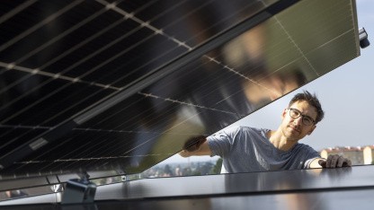 Falt-Photovoltaik: Doppelte Stromausbeute mit schwenkbarer Solaranlage