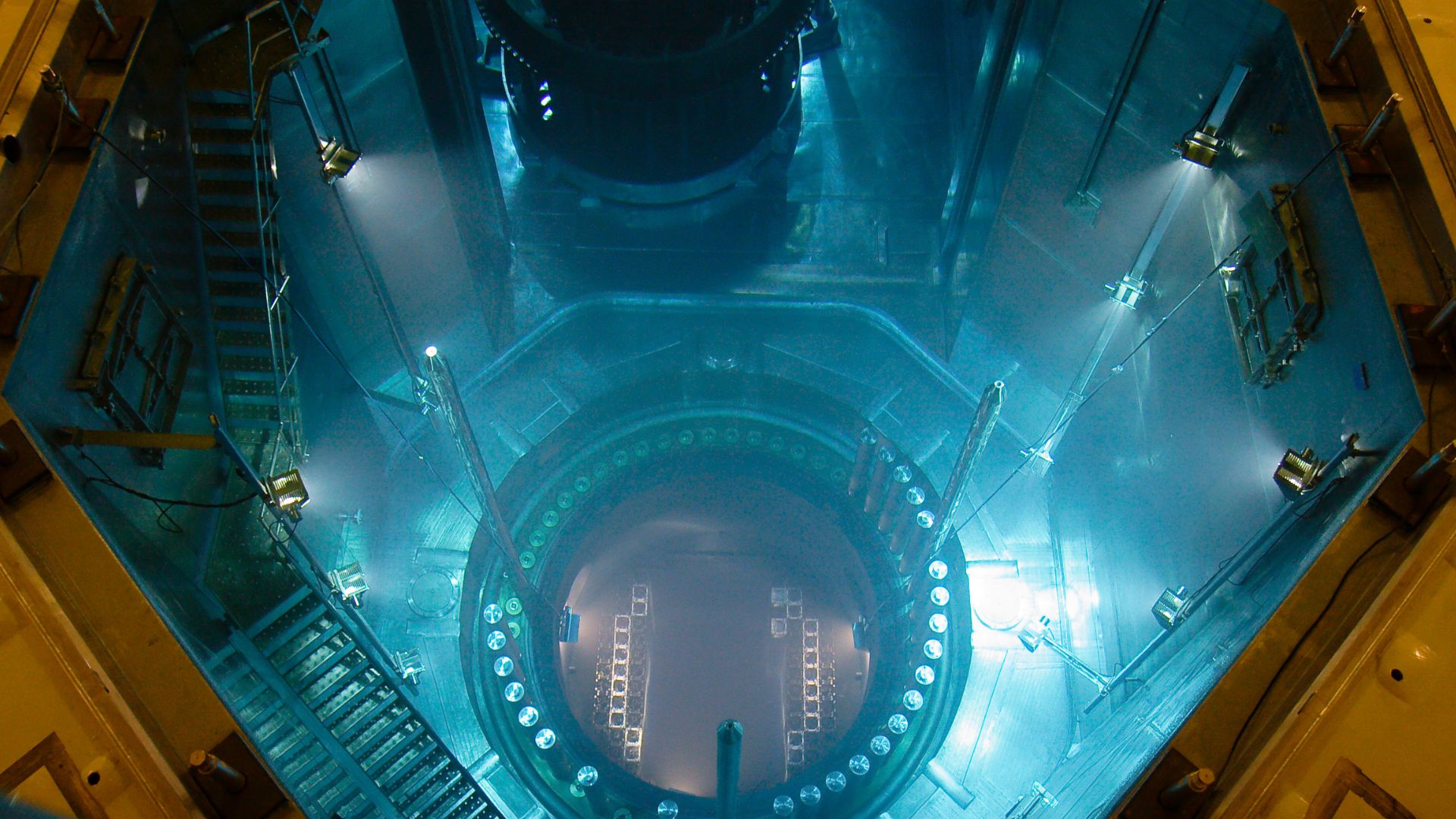 Gas-cooled 300 MW hybrid reactor for electricity, hydrogen clears early review