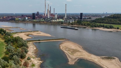 Gefährliches Niedrigwasser: So abhängig ist die Industrie von Binnenschiffen