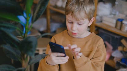 Handynutzung: Bildschirmzeit bei Kindern mit besserer Denkleistung verknüpft