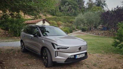 Im Volvo EX90 nach Italien: Espresso-Laden mit Gegenverkehrangst
