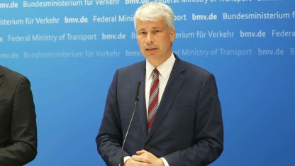 Niedrigwasser: Lkw-Fahrverbote infrage gestellt