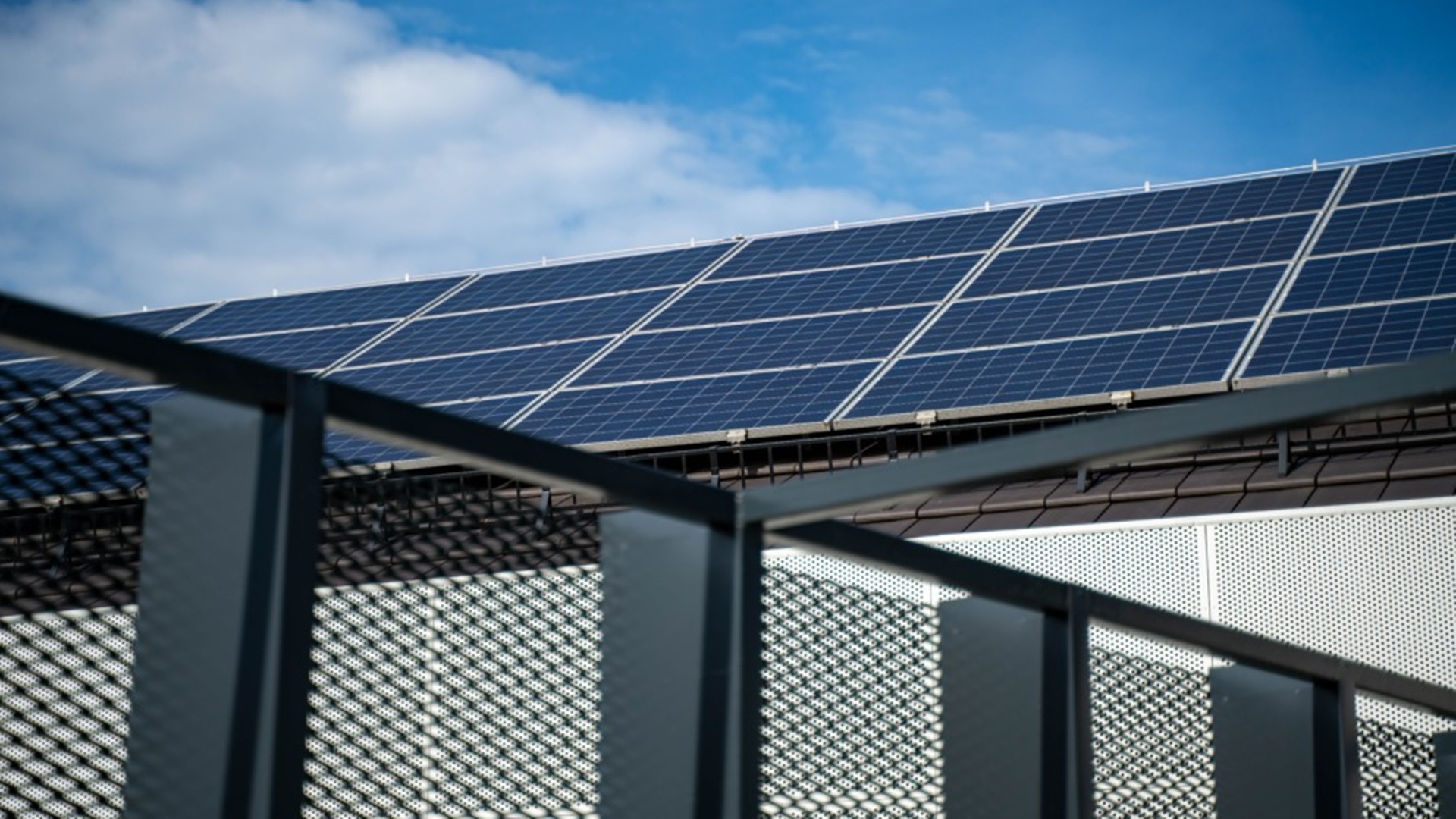 Perovskite tandem solar cells achieve over 29% efficiency with simple salt tweak