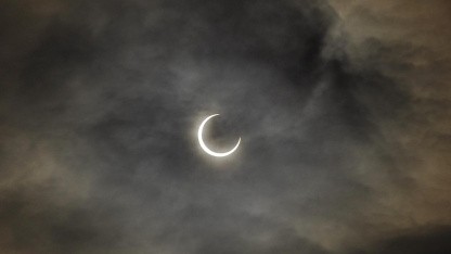 Sonnenfinsternis beobachten: Zwei Blatt Papier statt SoFi-Brille