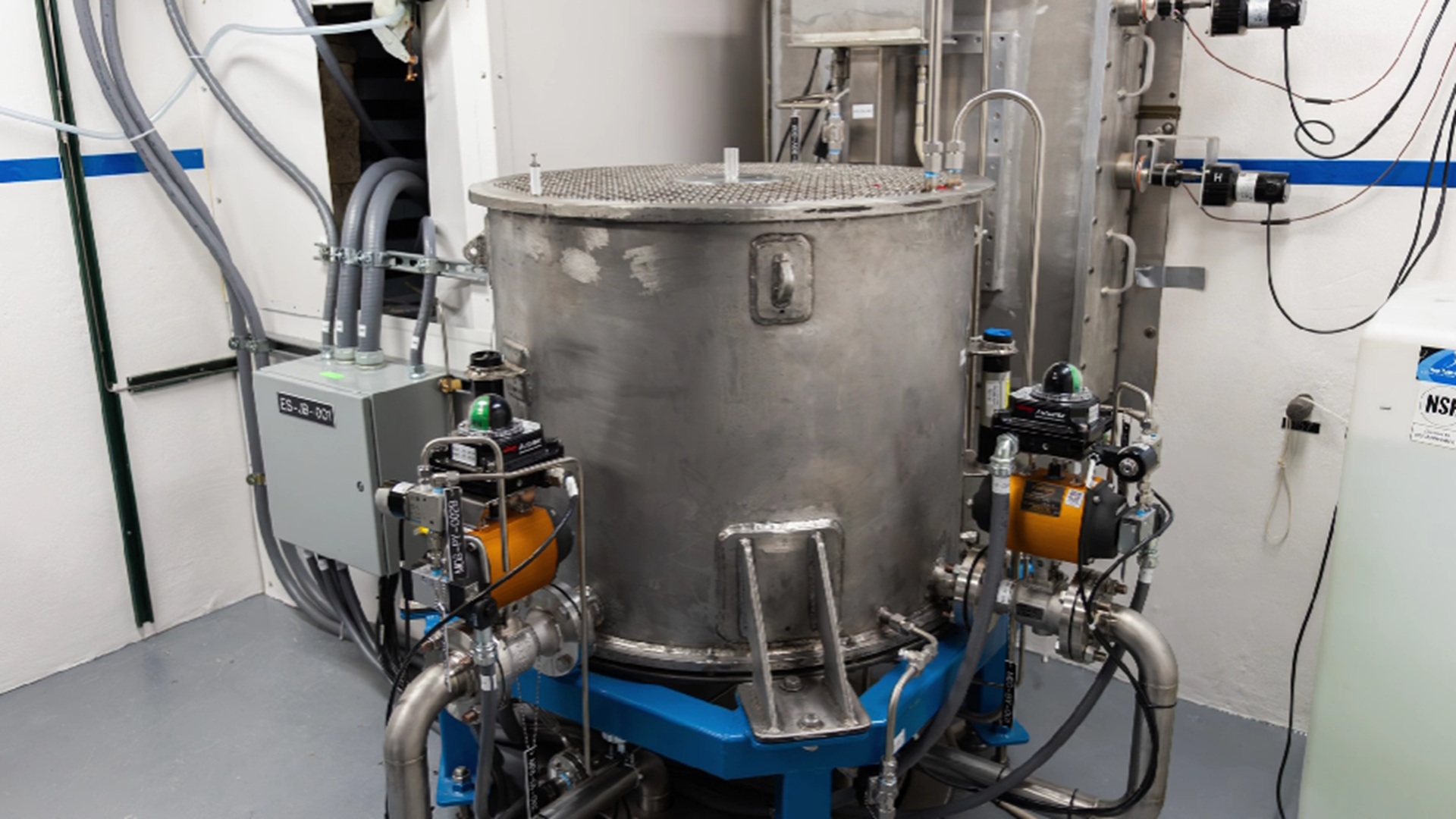 US explores 1 MW nuclear batteries that fit inside 20-foot shipping containers