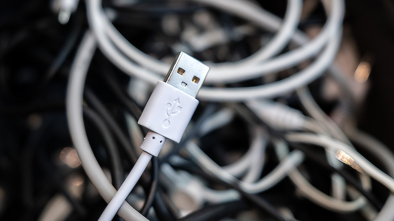 What’s the USB trident symbol for? How to know what kind of port you have
