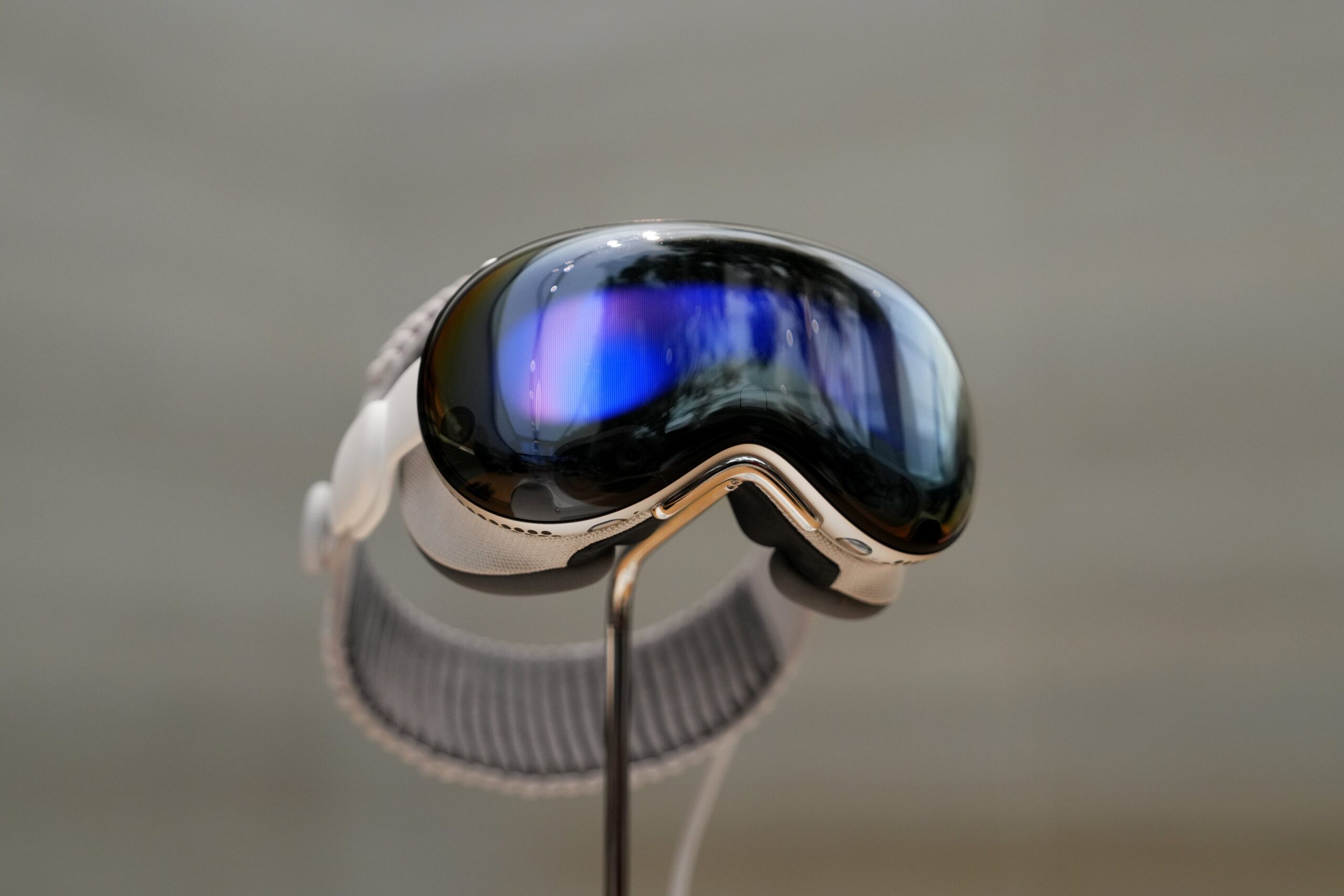 Apples next Vision Pro could look more like Meta VR Glasses