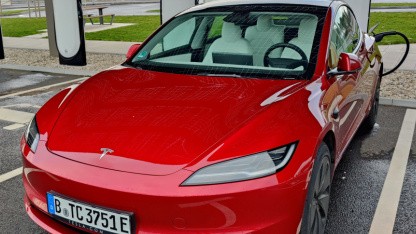 Ohne Fahrerwunsch: Tesla FSD übernimmt in Gefahrensituationen das Steuer