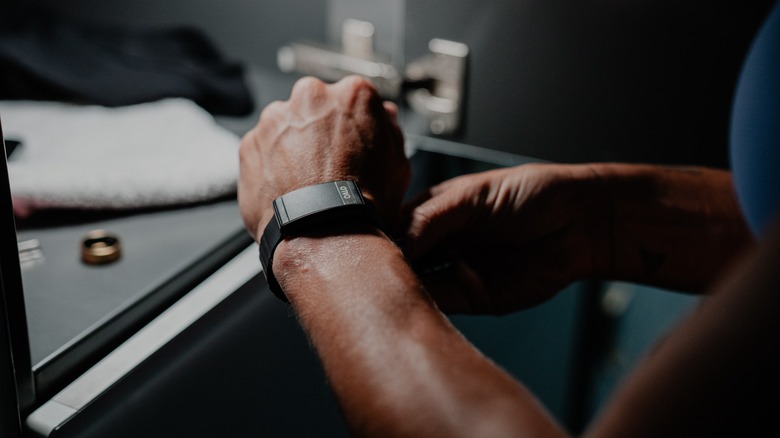 QALO launches a smart band to wear alongside its smart ring