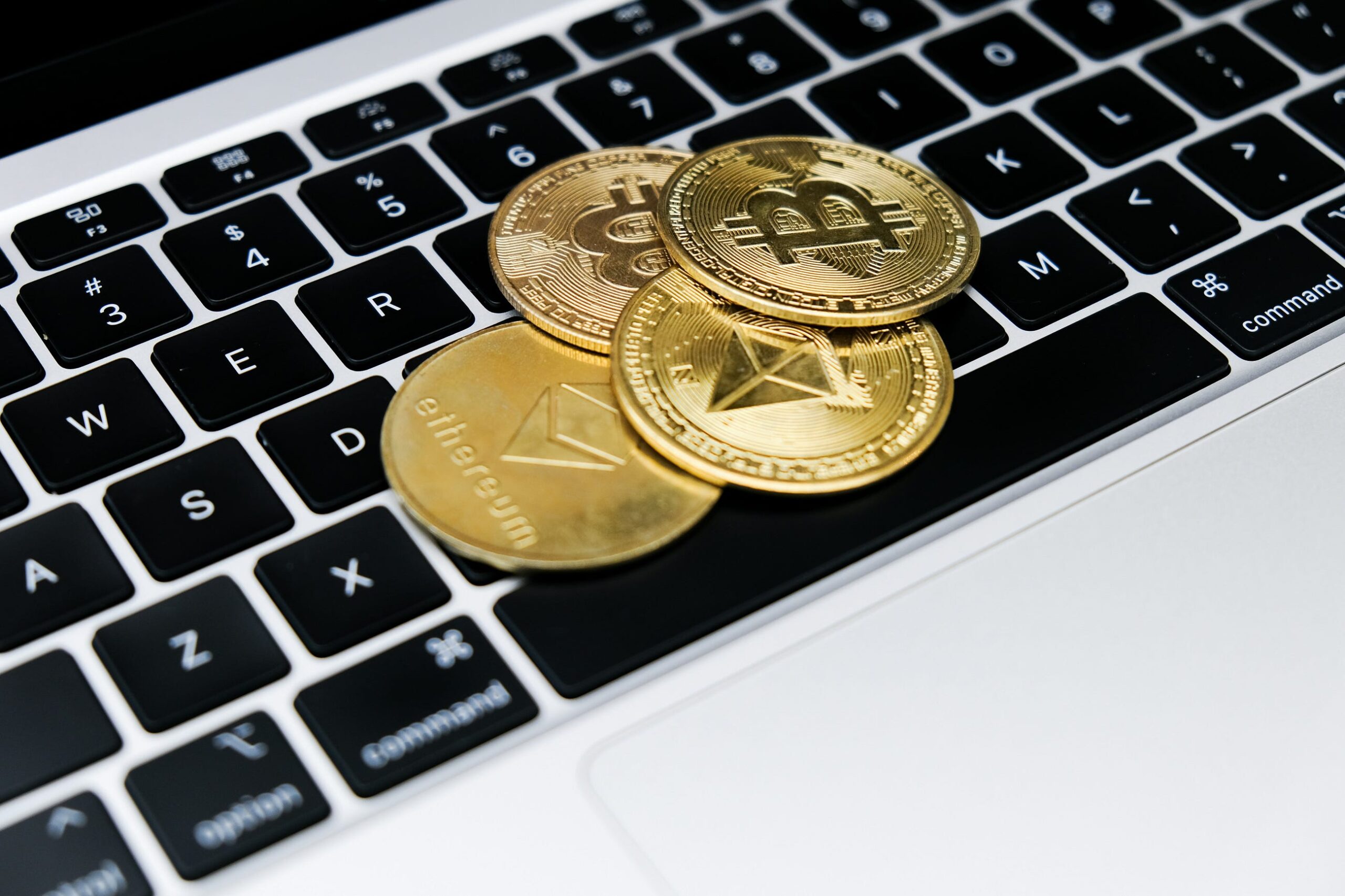 Qué es Bitcoin y cómo funciona: guía clara para principiantes (2026)