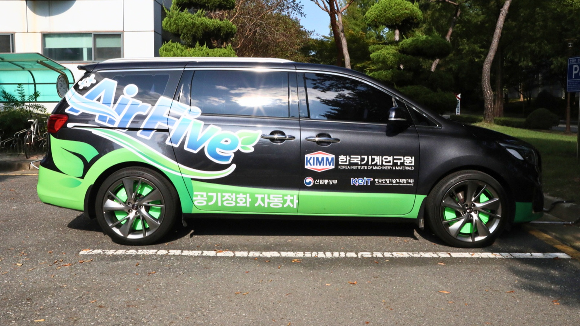 Air-purifying car grille removes 95% of PM2.5 and captures brake dust at the source