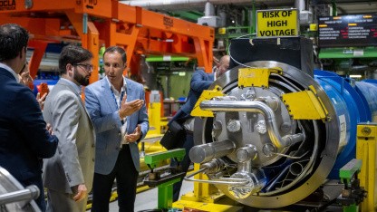 Physics-LLM: Physik-Analysen in Stunden statt Monaten