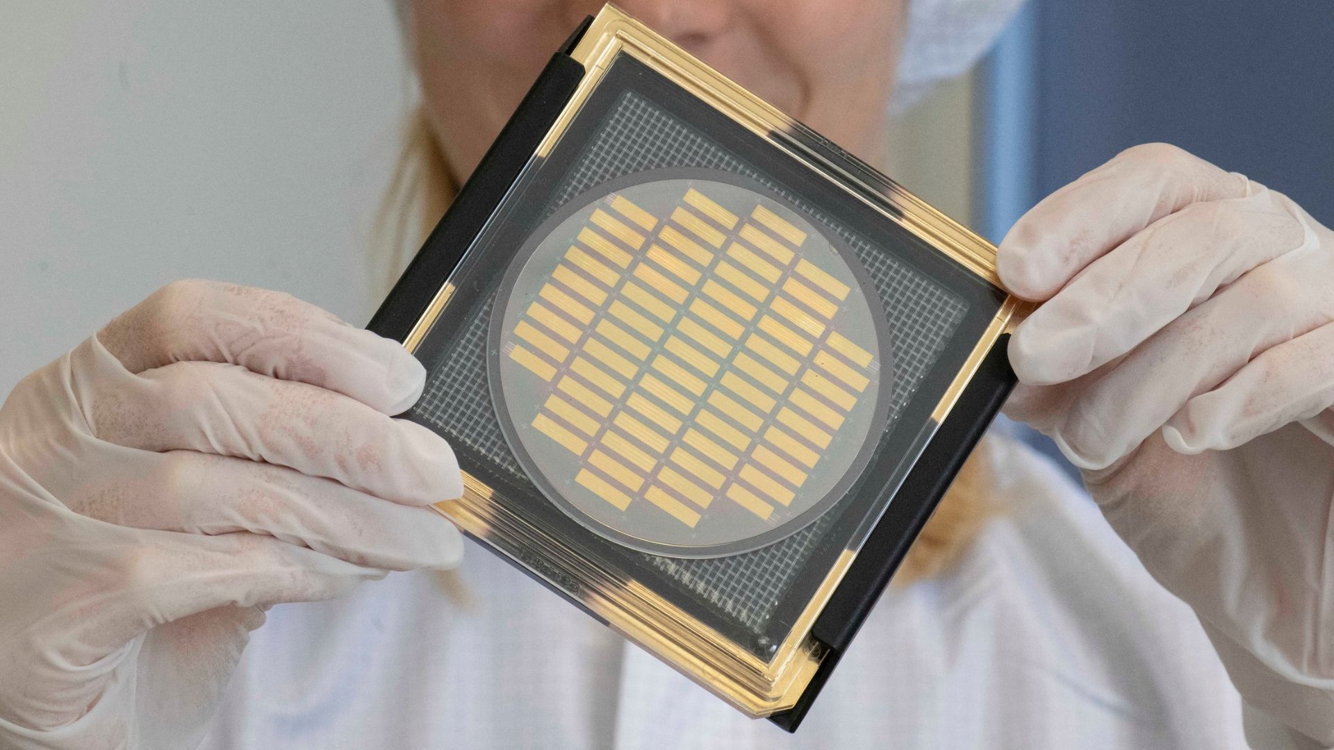 Silicon photonic chips gain multiple light functions with ultrathin crystal films