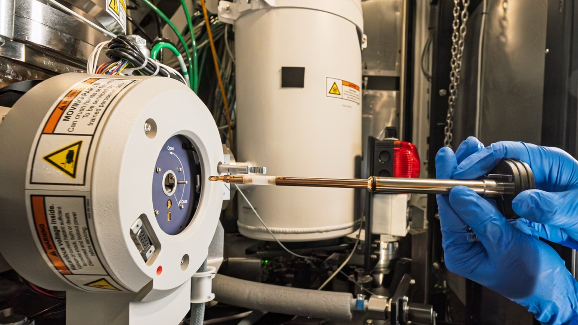 US microscope sees atoms 100,000 times smaller than hair, could unlock lighter cars